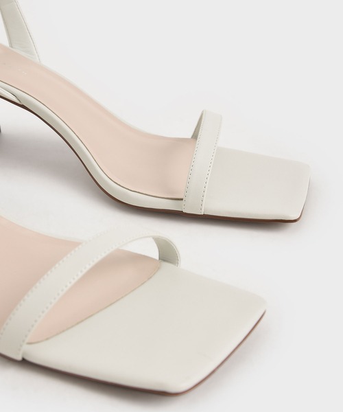 CHARLES & KEITH(チャールズ & キース)の「テクスチャード アシンメトリックストラップサンダル / Textured Asymmetric Ankle Strap Sandals(サンダル・レディース・ホワイト/ブラック/ライラック・22.5cm/23cm/23.5cm/24.5cm/25cm/25.5cm/22cm)」の5枚目の写真