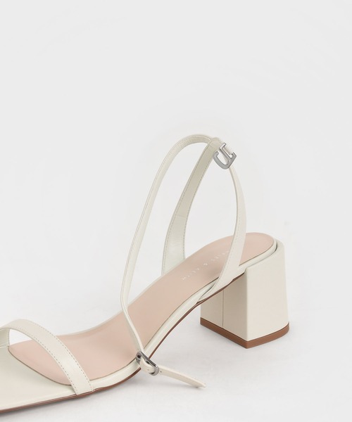 CHARLES & KEITH(チャールズ & キース)の「テクスチャード アシンメトリックストラップサンダル / Textured Asymmetric Ankle Strap Sandals(サンダル・レディース・ホワイト/ブラック/ライラック・22.5cm/23cm/23.5cm/24.5cm/25cm/25.5cm/22cm)」の6枚目の写真