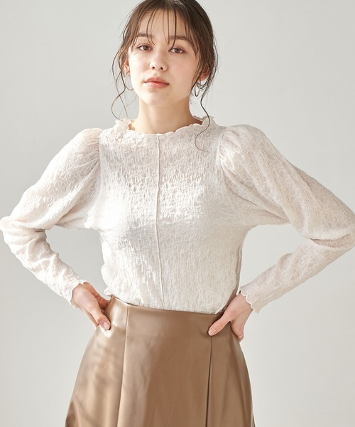 earth music&ecology（アースミュージックアンドエコロジー）の「パワーショルダーレースカットプルオーバー ＊（Tシャツ/カットソー・レディース・ブラック/ベージュ/オフホワイト/ミント・FREE）」の4枚目の写真