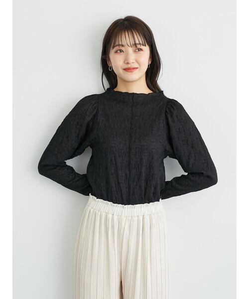 earth music&ecology（アースミュージックアンドエコロジー）の「パワーショルダーレースカットプルオーバー ＊（Tシャツ/カットソー・レディース・ブラック/ベージュ/オフホワイト/ミント・FREE）」の3枚目の写真