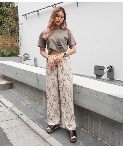 ANAP(アナップ)の「フロントツイストクロップドTシャツ(Tシャツ/カットソー・レディース・オフホワイト/グレイッシュベージュ/ブラック/イエロー系その他・FREE)」の7枚目の写真