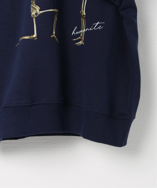 ROCKET x LUNCH（ロケットアンドランチ）の「【ROCKET × LUNCH/ロケット ランチ】R HUMANITE GRAPHIC SWEATS（Tシャツ/カットソー・レディース・チャコールグレー/ネイビー・SMALL）」の3枚目の写真