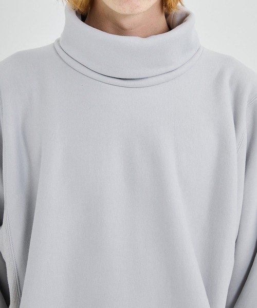soe（ソーイ）の「【soe】NECKWARM SWEAT SHIRT（スウェット・メンズ・ブラック/グレー・1/2）」の11枚目の写真