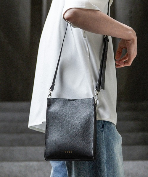 CLEL（クレイル）の「【CLEL】Square Shoulder Bag / 合皮スクエアショルダーバッグ ネックポーチ（ショルダーバッグ・メンズ・ブラック/オフホワイト/チャコールグレー/ダークブラウン/ブラック系その他/ブラック系/ブラック系1・FREE）」の16枚目の写真