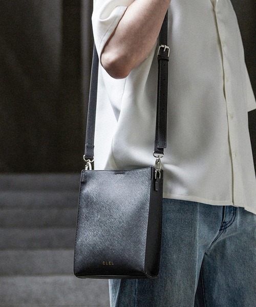 CLEL(クレイル)の「【CLEL】Square Shoulder Bag / 合皮スクエアショルダーバッグ ネックポーチ(ショルダーバッグ・メンズ・ブラック/オフホワイト/チャコールグレー/ダークブラウン/ブラック系その他/ブラック系/ブラック系1・FREE)」の22枚目の写真