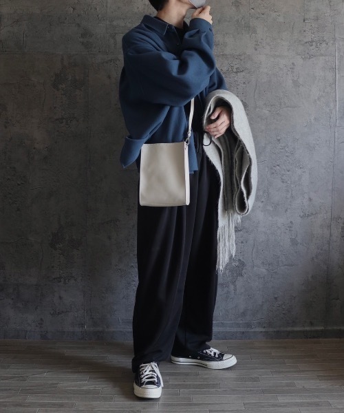 CLEL（クレイル）の「【CLEL】Square Shoulder Bag / 合皮スクエアショルダーバッグ ネックポーチ（ショルダーバッグ・メンズ・ブラック/オフホワイト/チャコールグレー/ダークブラウン/ブラック系その他/ブラック系/ブラック系1・FREE）」の9枚目の写真