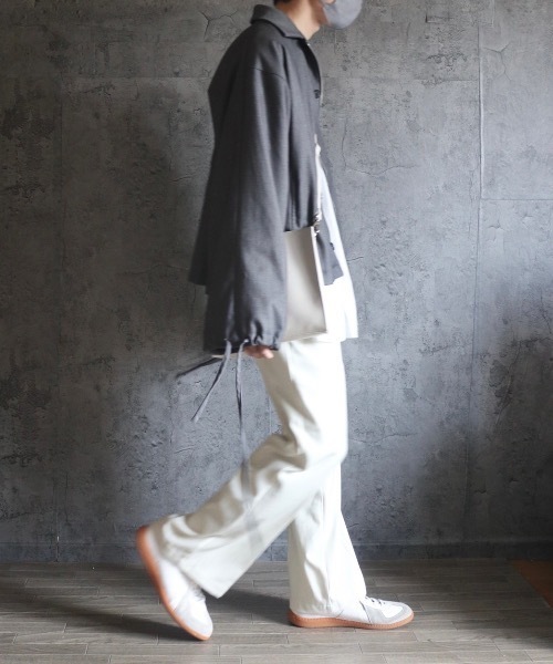 CLEL（クレイル）の「【CLEL】Square Shoulder Bag / 合皮スクエアショルダーバッグ ネックポーチ（ショルダーバッグ・メンズ・ブラック/オフホワイト/チャコールグレー/ダークブラウン/ブラック系その他/ブラック系/ブラック系1・FREE）」の8枚目の写真