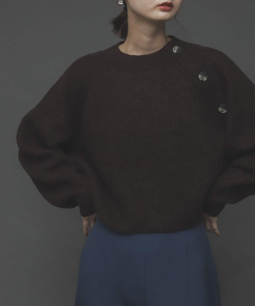 SENSE OF PLACE by URBAN RESEARCH（センスオブプレイスバイアーバンリサーチ）の「ストレッチアルパカボタンディテールセーター（ニット/セーター・レディース・グリーン/イエロー/アイボリー/ブラウン・ONE）」の3枚目の写真