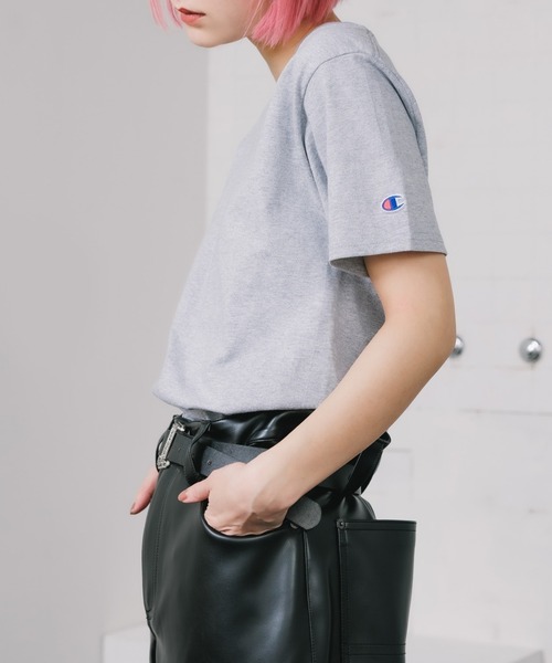 Champion(チャンピオン)の「Champion/チャンピオン Authentic T-SHIRTS レディース コットン 無地 半袖 Tシャツ(Tシャツ/カットソー・レディース・ホワイト/ブラック/ダークグリーン/パープル/ネイビー/グレー/マルーン/アッシュ/チャコール/レッド/ロイヤルブルー/オレンジ/オートミール/サンドベージュ/ケリーグリーン/オリーブ/ライトブルー・S/M/L/XL)」の3枚目の写真