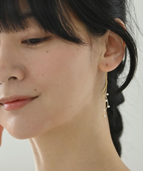 colleca la(コレカラ)の「つぶつぶパールのアメリカンピアス(ピアス(両耳用)・レディース・シルバー/ゴールド・フリ-)」の5枚目の写真