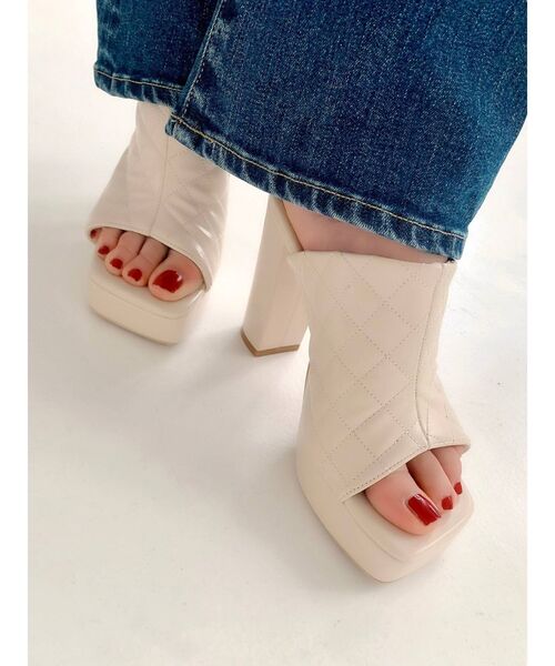 RESEXXY（リゼクシー）の「キルティング厚底サンダル（サンダル・レディース・ブラック/アイボリー・SMALL/MEDIUM/LARGE）」の2枚目の写真