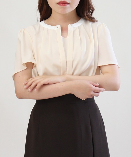 TRUDEA（トルディア）の「２way配色バンドカラーブラウス（シャツ/ブラウス・レディース・ホワイト/ベージュ/ネイビー/ミント/ピンクベージュ/グレイッシュベージュ/ブラウン/ホワイト×ネイビー/サックスブルー/ベージュ系その他/チャコールグレー・SMALL/MEDIUM/LARGE）」の6枚目の写真