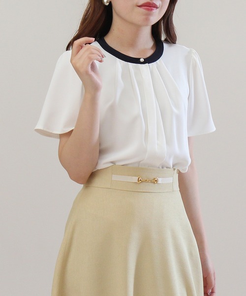 TRUDEA（トルディア）の「２way配色バンドカラーブラウス（シャツ/ブラウス・レディース・ホワイト/ベージュ/ネイビー/ミント/ピンクベージュ/グレイッシュベージュ/ブラウン/ホワイト×ネイビー/サックスブルー/ベージュ系その他/チャコールグレー・SMALL/MEDIUM/LARGE）」の2枚目の写真