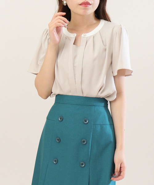 TRUDEA（トルディア）の「２way配色バンドカラーブラウス（シャツ/ブラウス・レディース・ホワイト/ベージュ/ネイビー/ミント/ピンクベージュ/グレイッシュベージュ/ブラウン/ホワイト×ネイビー/サックスブルー/ベージュ系その他/チャコールグレー・SMALL/MEDIUM/LARGE）」の7枚目の写真