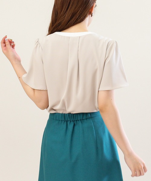 TRUDEA（トルディア）の「２way配色バンドカラーブラウス（シャツ/ブラウス・レディース・ホワイト/ベージュ/ネイビー/ミント/ピンクベージュ/グレイッシュベージュ/ブラウン/ホワイト×ネイビー/サックスブルー/ベージュ系その他/チャコールグレー・SMALL/MEDIUM/LARGE）」の18枚目の写真