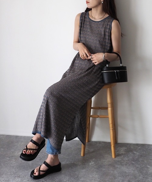 Riberry（リベリー）の「ランダムリブ　サイドスリットノースリニットワンピ（ワンピース・レディース・ブルー/スミクロ/グレイッシュベージュ・MEDIUM）」の3枚目の写真