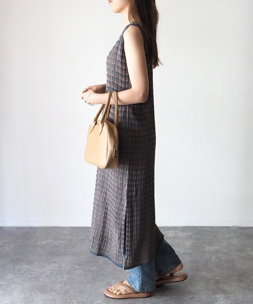 Riberry（リベリー）の「ランダムリブ　サイドスリットノースリニットワンピ（ワンピース・レディース・ブルー/スミクロ/グレイッシュベージュ・MEDIUM）」の9枚目の写真