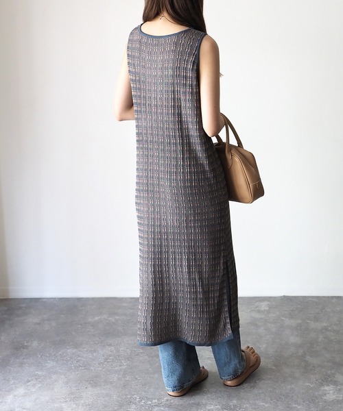 Riberry（リベリー）の「ランダムリブ　サイドスリットノースリニットワンピ（ワンピース・レディース・ブルー/スミクロ/グレイッシュベージュ・MEDIUM）」の12枚目の写真