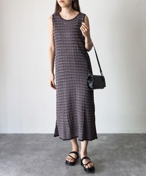 Riberry（リベリー）の「ランダムリブ　サイドスリットノースリニットワンピ（ワンピース・レディース・ブルー/スミクロ/グレイッシュベージュ・MEDIUM）」の4枚目の写真