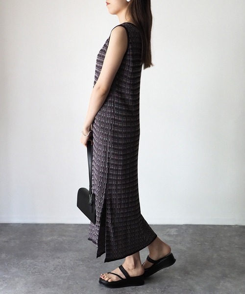 Riberry（リベリー）の「ランダムリブ　サイドスリットノースリニットワンピ（ワンピース・レディース・ブルー/スミクロ/グレイッシュベージュ・MEDIUM）」の8枚目の写真