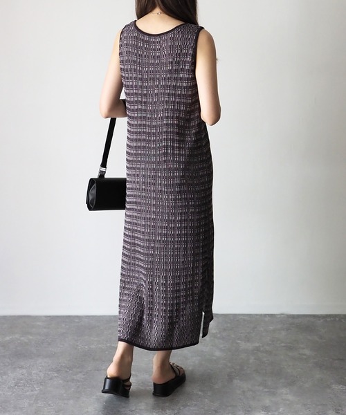 Riberry（リベリー）の「ランダムリブ　サイドスリットノースリニットワンピ（ワンピース・レディース・ブルー/スミクロ/グレイッシュベージュ・MEDIUM）」の11枚目の写真