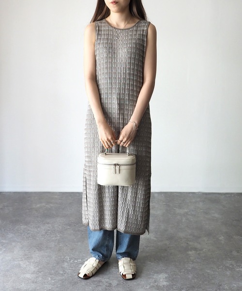 Riberry（リベリー）の「ランダムリブ　サイドスリットノースリニットワンピ（ワンピース・レディース・ブルー/スミクロ/グレイッシュベージュ・MEDIUM）」の14枚目の写真