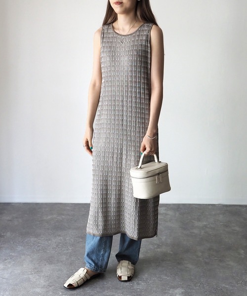 Riberry（リベリー）の「ランダムリブ　サイドスリットノースリニットワンピ（ワンピース・レディース・ブルー/スミクロ/グレイッシュベージュ・MEDIUM）」の13枚目の写真