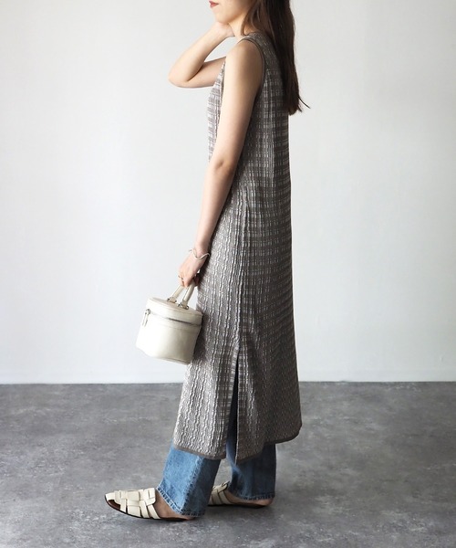 Riberry（リベリー）の「ランダムリブ　サイドスリットノースリニットワンピ（ワンピース・レディース・ブルー/スミクロ/グレイッシュベージュ・MEDIUM）」の15枚目の写真