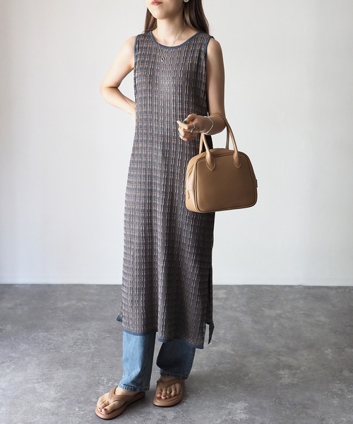 Riberry（リベリー）の「ランダムリブ　サイドスリットノースリニットワンピ（ワンピース・レディース・ブルー/スミクロ/グレイッシュベージュ・MEDIUM）」の7枚目の写真