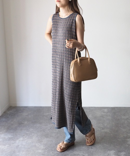 Riberry（リベリー）の「ランダムリブ　サイドスリットノースリニットワンピ（ワンピース・レディース・ブルー/スミクロ/グレイッシュベージュ・MEDIUM）」の5枚目の写真