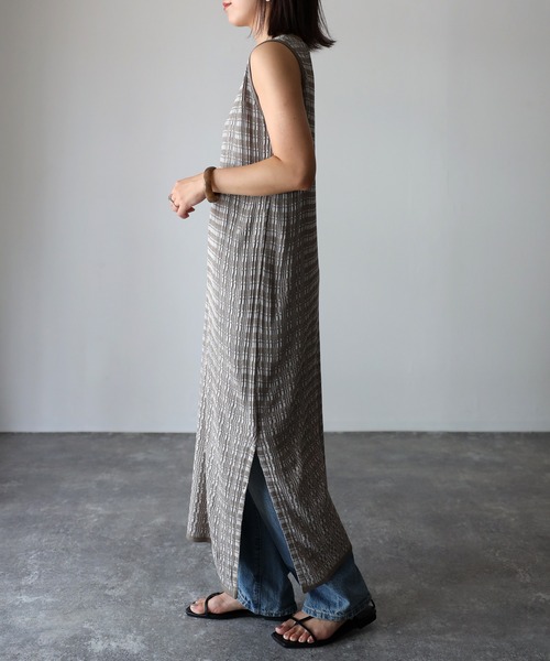 Riberry（リベリー）の「ランダムリブ　サイドスリットノースリニットワンピ（ワンピース・レディース・ブルー/スミクロ/グレイッシュベージュ・MEDIUM）」の17枚目の写真