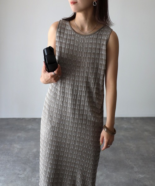 Riberry（リベリー）の「ランダムリブ　サイドスリットノースリニットワンピ（ワンピース・レディース・ブルー/スミクロ/グレイッシュベージュ・MEDIUM）」の19枚目の写真