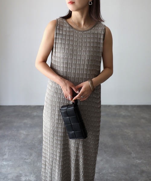 Riberry（リベリー）の「ランダムリブ　サイドスリットノースリニットワンピ（ワンピース・レディース・ブルー/スミクロ/グレイッシュベージュ・MEDIUM）」の18枚目の写真