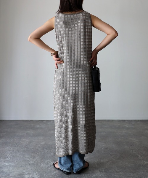 Riberry（リベリー）の「ランダムリブ　サイドスリットノースリニットワンピ（ワンピース・レディース・ブルー/スミクロ/グレイッシュベージュ・MEDIUM）」の16枚目の写真