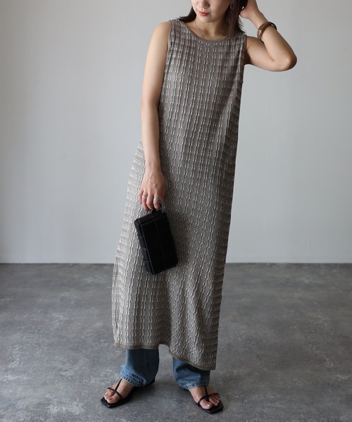 Riberry（リベリー）の「ランダムリブ　サイドスリットノースリニットワンピ（ワンピース・レディース・ブルー/スミクロ/グレイッシュベージュ・MEDIUM）」の20枚目の写真