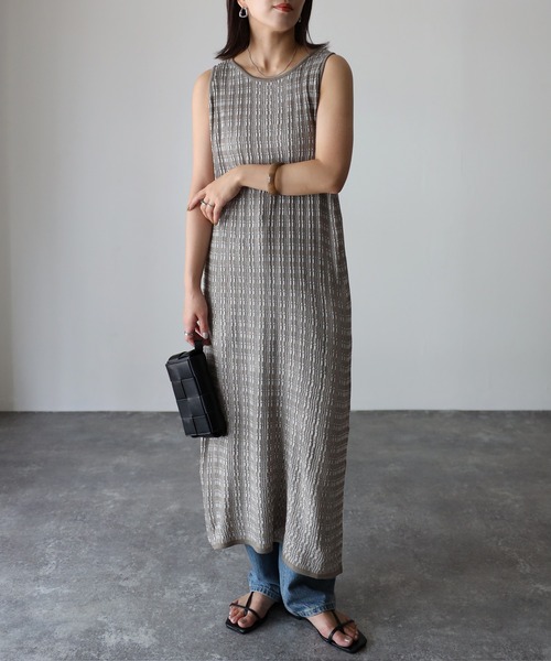 Riberry（リベリー）の「ランダムリブ　サイドスリットノースリニットワンピ（ワンピース・レディース・ブルー/スミクロ/グレイッシュベージュ・MEDIUM）」の22枚目の写真