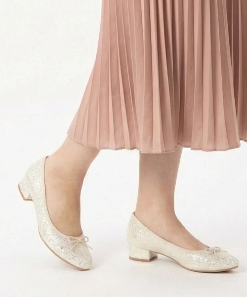 Launa lea ballet（ラウナレア バレエ）の「【新色】ラウンドグリッターバレエシューズ(B5601A)（バレエシューズ・レディース・グレイッシュベージュ/ブラック/シルバー/オフホワイト/ピンクベージュ・22.5cm/23.5cm/24.5cm/23.0cm/24.0cm/25.0cm/22.0cm/25.5cm/26.0cm/21.5cm）」の2枚目の写真