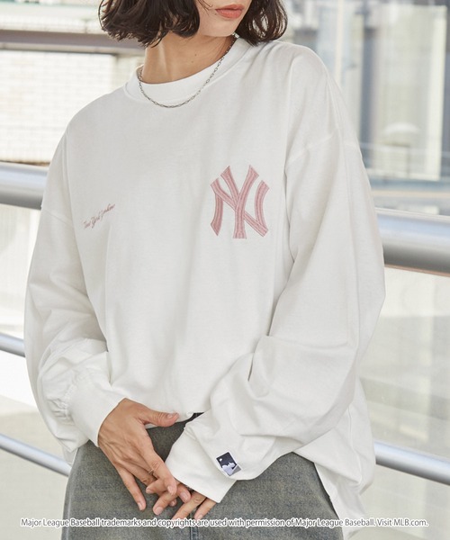 MLB（メジャーリーグベースボール）の「MLB/メジャーリーグベースボール 別注 ワッペン刺繍 ビッグシルエット長袖Tシャツ（Tシャツ/カットソー・レディース・オートミール/ホワイト/ブラック/ダークグリーン/ブラック系/ダークブラウン/ダークグレー/ネイビー/ネイビー系/スミクロ/グレイッシュベージュ/ネイビー系2/ホワイト系・M/L/S）」の3枚目の写真