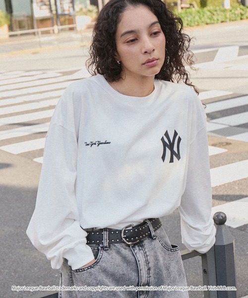 MLB（メジャーリーグベースボール）の「MLB/メジャーリーグベースボール 別注 ワッペン刺繍 ビッグシルエット長袖Tシャツ（Tシャツ/カットソー・レディース・オートミール/ホワイト/ブラック/ダークグリーン/ブラック系/ダークブラウン/ダークグレー/ネイビー/ネイビー系/スミクロ/グレイッシュベージュ/ネイビー系2/ホワイト系/ホワイト系2・M/L/S）」の3枚目の写真