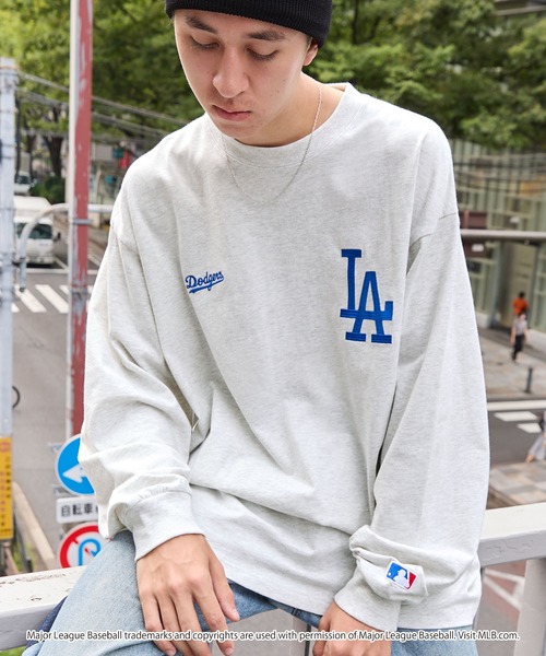 MLB（メジャーリーグベースボール）の「MLB/メジャーリーグベースボール 別注 ワッペン刺繍 ビッグシルエット長袖Tシャツ（Tシャツ/カットソー・レディース・オートミール/ホワイト/ブラック/ダークグリーン/ブラック系/ダークブラウン/ダークグレー/ネイビー/ネイビー系/スミクロ/グレイッシュベージュ/ネイビー系2/ホワイト系・M/L/S）」の17枚目の写真