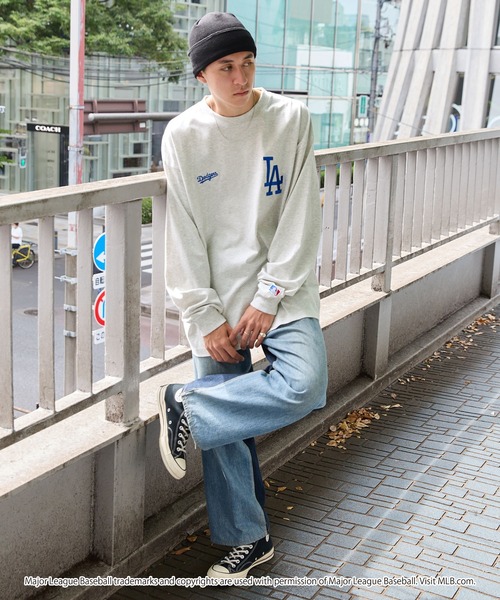 MLB（メジャーリーグベースボール）の「MLB/メジャーリーグベースボール 別注 ワッペン刺繍 ビッグシルエット長袖Tシャツ（Tシャツ/カットソー・レディース・オートミール/ホワイト/ブラック/ダークグリーン/ブラック系/ダークブラウン/ダークグレー/ネイビー/ネイビー系/スミクロ/グレイッシュベージュ/ネイビー系2/ホワイト系・M/L/S）」の19枚目の写真