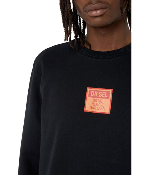 DIESEL(ディーゼル)の「メンズ スウェット パッチデザイン(スウェット・メンズ・ホワイト/グレー/ブラック・X-LARGE/X-SMALL/XX-LARGE/SMALL/XXX-LARGE/LARGE/MEDIUM)」の4枚目の写真