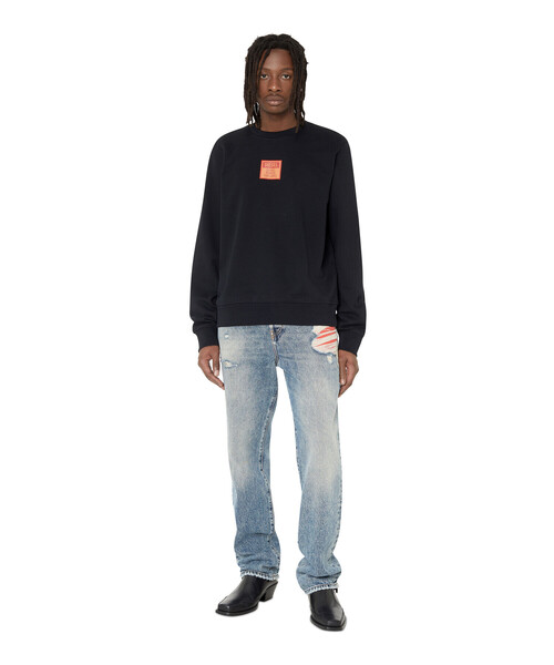 DIESEL(ディーゼル)の「メンズ スウェット パッチデザイン(スウェット・メンズ・ホワイト/グレー/ブラック・X-LARGE/X-SMALL/XX-LARGE/SMALL/XXX-LARGE/LARGE/MEDIUM)」の6枚目の写真