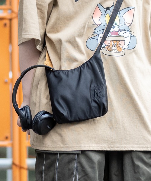 JOHN'S CLOSET（ジョンズクローゼット）の「【23】ナイロン エンブレム刺繍 ミニバッグ（ショルダーバッグ・メンズ・ブラック/ベージュ・FREE）」の2枚目の写真