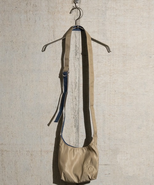 JOHN'S CLOSET（ジョンズクローゼット）の「【23】ナイロン エンブレム刺繍 ミニバッグ（ショルダーバッグ・メンズ・ブラック/ベージュ・FREE）」の6枚目の写真