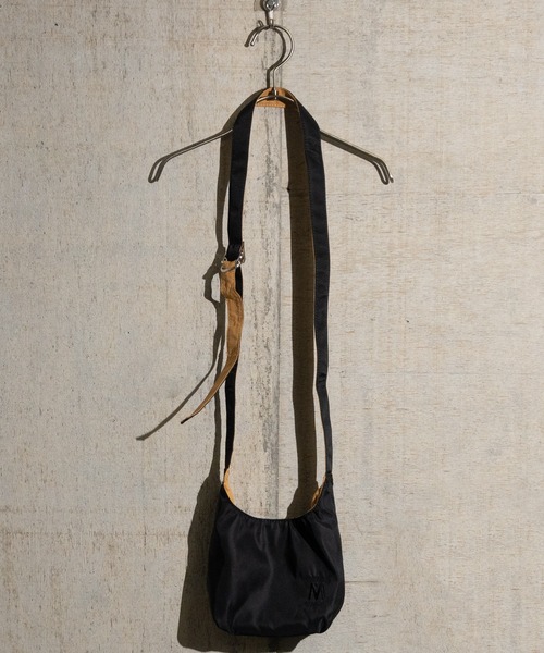 JOHN'S CLOSET（ジョンズクローゼット）の「【23】ナイロン エンブレム刺繍 ミニバッグ（ショルダーバッグ・メンズ・ブラック/ベージュ・FREE）」の7枚目の写真