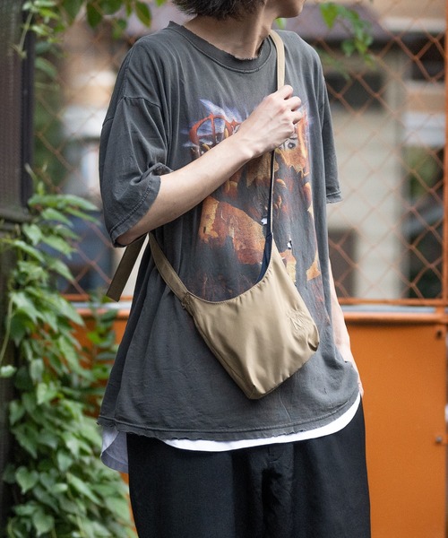 JOHN'S CLOSET（ジョンズクローゼット）の「【23】ナイロン エンブレム刺繍 ミニバッグ（ショルダーバッグ・メンズ・ブラック/ベージュ・FREE）」の12枚目の写真