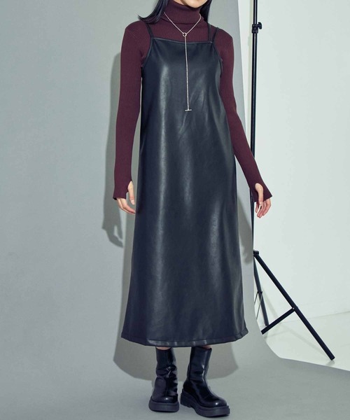 ANAP（アナップ）の「ダブルストラップフェイクレザーキャミソールワンピース（ワンピース・レディース・アイボリー/ブラック・FREE）」の2枚目の写真