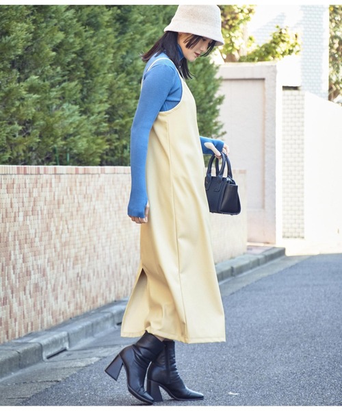 ANAP（アナップ）の「ダブルストラップフェイクレザーキャミソールワンピース（ワンピース・レディース・アイボリー/ブラック・FREE）」の4枚目の写真