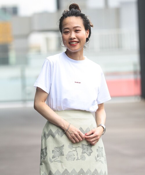 BEAMS BOY（ビームスボーイ）の「BEAMS BOY / ボーイ エンブロイダリー クルー Tシャツ 23SS（Tシャツ/カットソー・レディース・オフホワイト/ナチュラル/ブラック/サックスブルー/グリーン/パープル・1/2）」の10枚目の写真